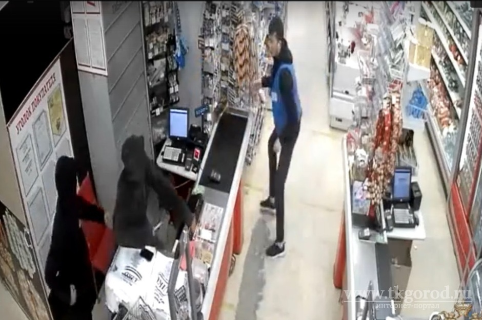 21-летний охранник магазина в Усть-Куте отбился от грабителей товаром