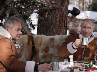 Путин кинул монетку в таежное озеро в Тыве