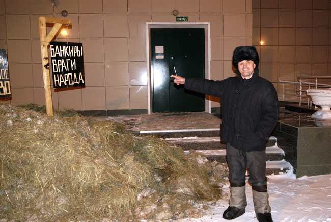 Сибирский фермер высыпал телегу с навозом перед Сбербанком