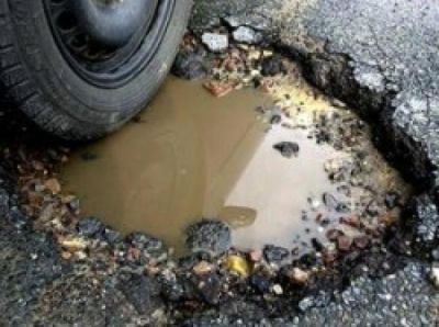 Водитель отсудил почти 400 000 рублей за яму на дороге